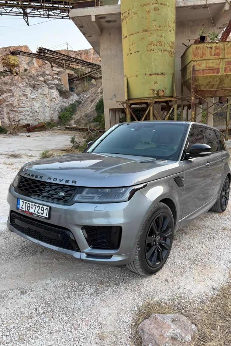 Range Rover Sport εν κινήσει στους δρόμους της Αττικής