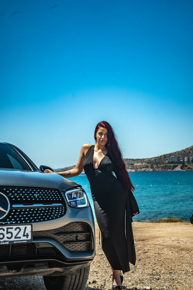 Πελάτισσα δίπλα σε μαύρη Mercedes στην Αθηναϊκή Ριβιέρα